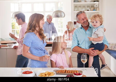Multi-Generation Familie und Freunden in der Küche für die Feier Party Stockfoto