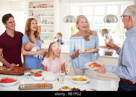 Multi-Generation Familie und Freunden in der Küche für die Feier Party Stockfoto