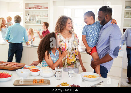 Multi-Generation Familie und Freunden in der Küche für die Feier Party Stockfoto