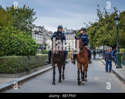 Paris, Frankreich, 2. Okt. 2018. Gendarmen auf dem Pferderücken in Paris, Frankreich. Die Gendarmerie ist eine von zwei nationalen Polizei in Frankreich. Stockfoto
