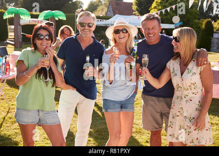 Portrait von Reifen Freunden einen Drink zu genießen und im Sommer Garten Fete Stockfoto