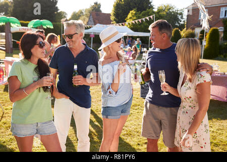 Reifen Freunden einen Drink zu genießen und im Sommer Garten Fete Stockfoto