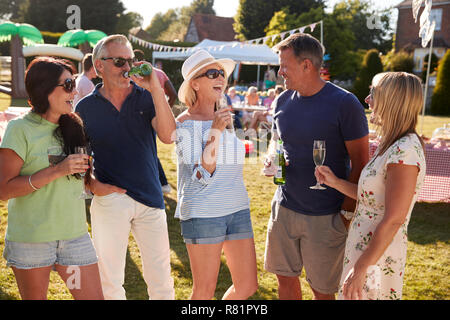 Reifen Freunden einen Drink zu genießen und im Sommer Garten Fete Stockfoto