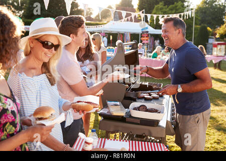 Menschen, die an Grill Abschaltdruck am Sommer Garten Fete Stockfoto