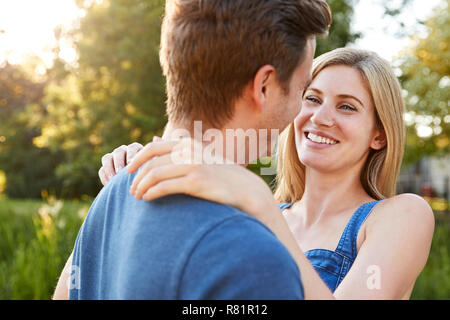 Paar umarmen im Freien im Sommer Park Stockfoto