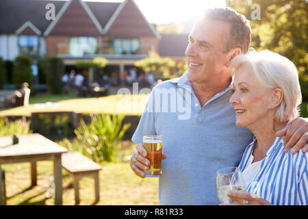 Senior Paar beim Im Sommer trinken im Pub Stockfoto