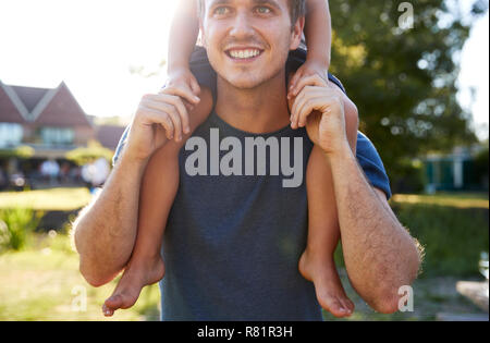 Nahaufnahme von Vater und Sohn Fahrt auf Schultern in der Garten von Pub Stockfoto