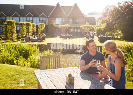 Paar am Tisch im Freien im Sommer trinken im Pub Sitzen Stockfoto