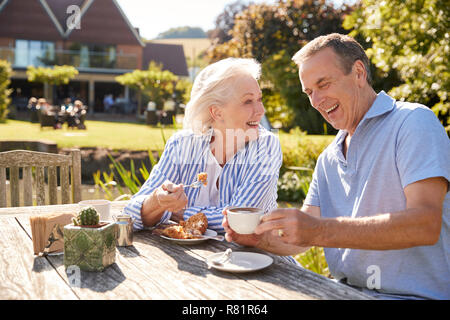 Senior Paar beim Outdoor Sommer Snack im Cafe Stockfoto