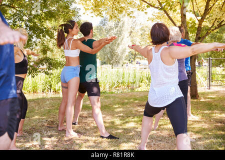 Weibliche Kursleiter führenden Outdoor Yoga Klasse Stockfoto
