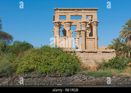 Wand- und Spalten, die in einem Kiosk an der alten ägyptischen Tempel der Isis auf der Insel Philae Assuan vom Nil Stockfoto