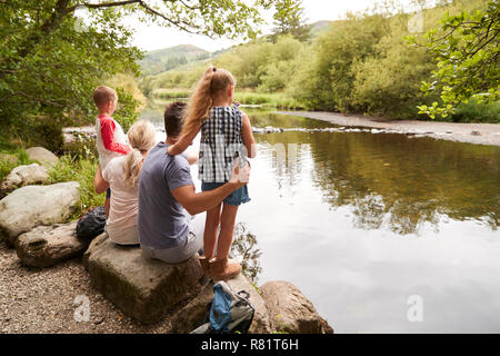 Familie auf Wanderung mit Blick auf den Fluss in England Lake District Stockfoto