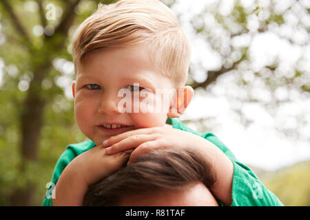 Nahaufnahme von Vater mit Sohn auf den Schultern auf Spaziergang am Fluss Stockfoto