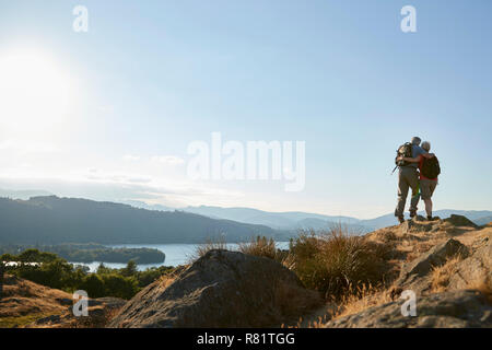 Ansicht der Rückseite des Senior paar stehen an der Spitze der Hügel auf Wanderung durch die Landschaft im Lake District in Großbritannien Stockfoto