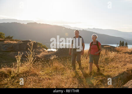 Senior Paar auf dem Hügel auf der Wanderung durch die Landschaft im Lake District in Großbritannien Stockfoto