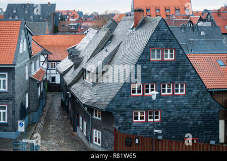 Blick auf traditionelle Häuser in Goslar mit Schiefer Ziegel auf dem Dach und Wände, Niedersachsen, Deutschland Stockfoto