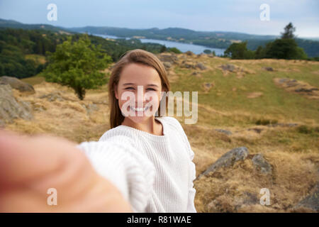 Lächelnd Jugendmädchen eine selfie während einer Bergwanderung, Portrait in der Nähe Stockfoto