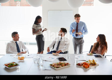 Unternehmer und Unternehmerinnen Treffen in modernen Sitzungssaal über Arbeitsessen Stockfoto