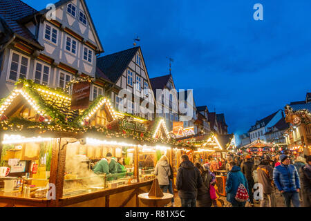 Traditionelle geht im Celler Weihnachtsmarkt in Niedersachsen, Deutschland Stockfoto