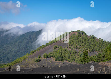 Wolken über die vulkanische Blast crater Ridge auf Llanos del Jable, La Palma, Kanarische Inseln, Spanien Stockfoto