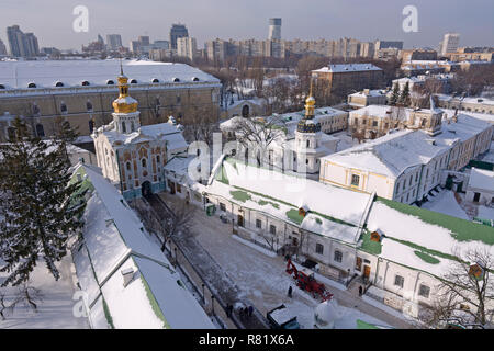 Winter Blick auf den Haupteingang des Kiew - Pechersk Lavra mit der Kapelle und den Hof. Dezember 11, 2018. Kiew, Ukraine Stockfoto