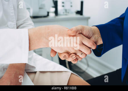 Medizinisches Vertrauen und Unterstützung. Handshake-Arzt und alter Patient Stockfoto