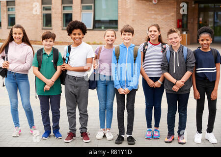 Portrait von High School Student Group außerhalb der Schule Gebäude Stockfoto