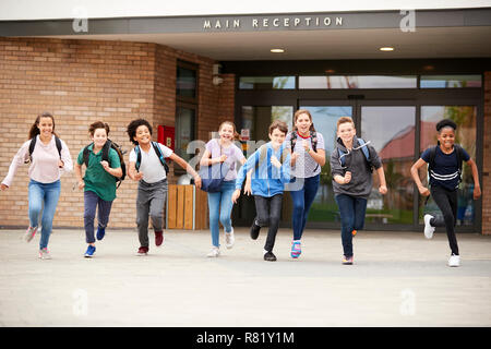 Gruppe von Schülerinnen und Schüler aus Schulen in Richtung Kamera am Ende der Klasse Stockfoto