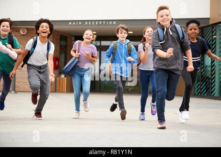 Gruppe von Schülerinnen und Schüler aus Schulen in Richtung Kamera am Ende der Klasse Stockfoto