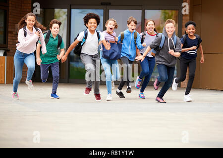 Gruppe von Schülerinnen und Schüler aus Schulen in Richtung Kamera am Ende der Klasse Stockfoto