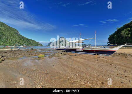 Weiß-Blau bangka Yacht Strände - Tour und Fischerbooten am Bacuit Bay Beach an einem sonnigen Morgen fertig zum Ausgehen zum Meer auf Ihren üblichen Angeln günstig - Stockfoto