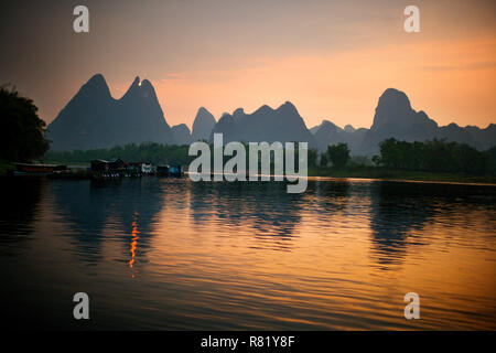 Sonnenuntergang hinter den Bergen. Stockfoto