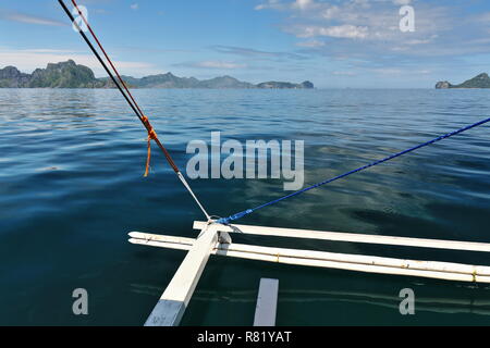 Segeln in der Bucht von Bacuit Corong Corong zu Vigan Insel und Snake Island Sand Bar - ruhige See und blauer Himmel. Auf den NW. Miniloc-Matinloc - Inambuyod-Dilumacad Stockfoto