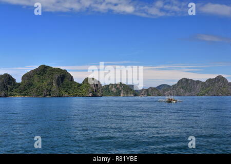 Segeln in der Bucht von Bacuit Corong Corong zu Vigan Insel und Snake Island sandbar - ruhige See und blauer Himmel. Die W. Entalula-Inatula - Shimizu-Miniloc und auf Stockfoto