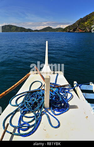 Segeln in der Bucht von Bacuit Corong Corong zu Vigan Insel und Snake Island sandbar - ruhige See und blauer Himmel. Blau Rigging am Bug des Schiffes in Richtung Pagaua Stockfoto