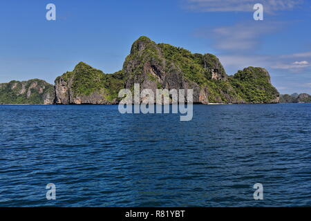 Segeln in der Bucht von Bacuit Corong Corong zu Vigan Insel und Snake Island sandbar - ruhige See und blauer Himmel. Die W. Wir sehen können - von rechts nach links Inatula-Enta Stockfoto