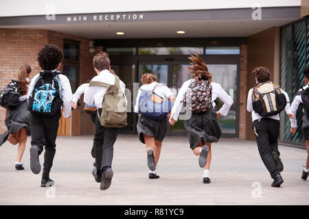 Gruppe von Schülerinnen und Schüler tragen Uniform in die Schule zu Beginn der Klasse Stockfoto