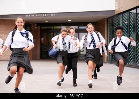 Gruppe von Schülerinnen und Schüler tragen Uniform der Schulgebäude in Richtung Kamera am Ende der Klasse Stockfoto