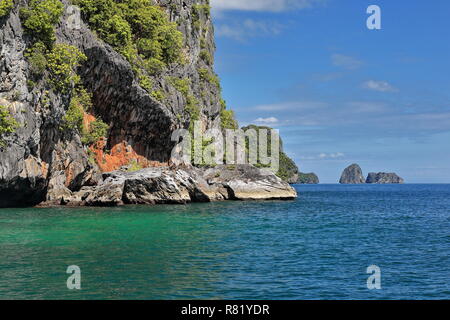 Segeln in der Bucht von Bacuit Corong Corong zu Vigan Insel und Snake Island Sandbank. N-Stationen von der Insel Popolcan Kalkfelsen: Entalula-Miniloc Isla Stockfoto