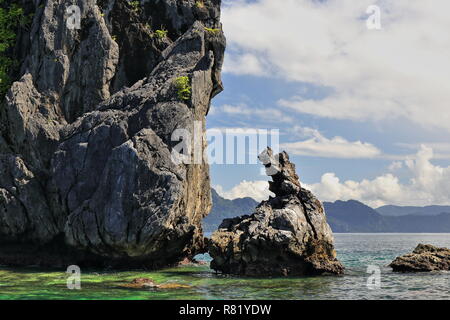 Segeln in der Bucht von Bacuit Corong Corong zu Vigan Insel und Snake Island Sandbank. N-Stationen von der Insel Popolcan Kalksteinfelsen - Felsen: Entalula-Minilo Stockfoto