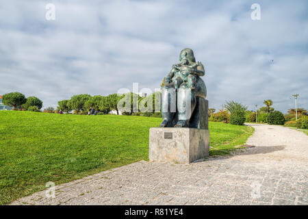 Fernando Botero Skulptur. Mutterschaft in der Nähe der Einfahrt zum Park mit dem Namen Amalia Rodrigues. Portugal, Lissabon. Stockfoto