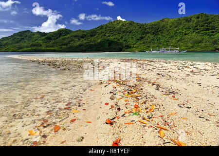 Segeln in der Bucht von Bacuit Corong Corong zu Vigan Insel - Snake Island Sandbank. Filipino bangkas aus verankert der N-Seite der sand Streifen verbinden Viga Stockfoto