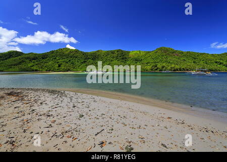 Segeln in der Bucht von Bacuit Corong Corong zu Vigan Insel - Snake Island Sandbank. Filipino bangkas aus verankert der N-Seite der sand Streifen verbinden Viga Stockfoto