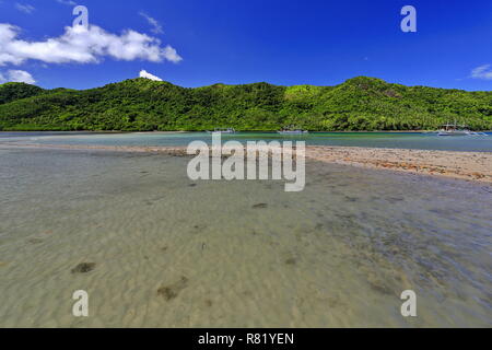 Segeln in der Bucht von Bacuit Corong Corong zu Vigan Insel - Snake Island Sandbank. Filipino bangkas aus verankert der N-Seite der sand Streifen verbinden Viga Stockfoto