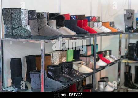 Winter Schuhe auf dem Regal im Store. Stockfoto