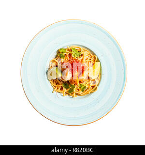 Pasta Linguine mit grünen Gewürze und geflammt König Garnelen auf weißem Hintergrund Stockfoto