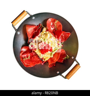 Flach von Couscous Salat mit hausgemachten Rindfleisch Schinken und Granatapfel auf weißem Hintergrund Stockfoto