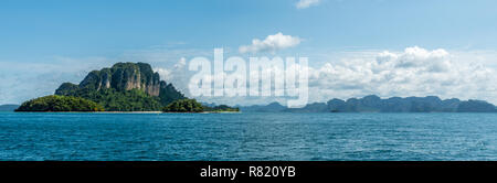 Panoramablick auf das Meer und die Inseln in der Provinz von Krabi in Thailand. Stockfoto