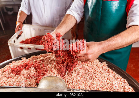Metzger Verarbeitung Würstchen bei Fleisch Fabrik. Stockfoto