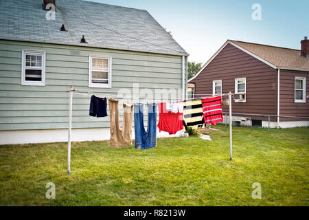 Waschmaschine hängen von einer Linie in einem Hof. Stockfoto
